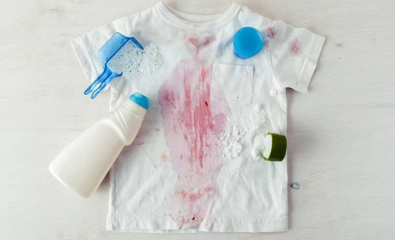 راهنمای جامع پاک کردن لکه لبو از روی لباس: نکات و روش‌های موثر